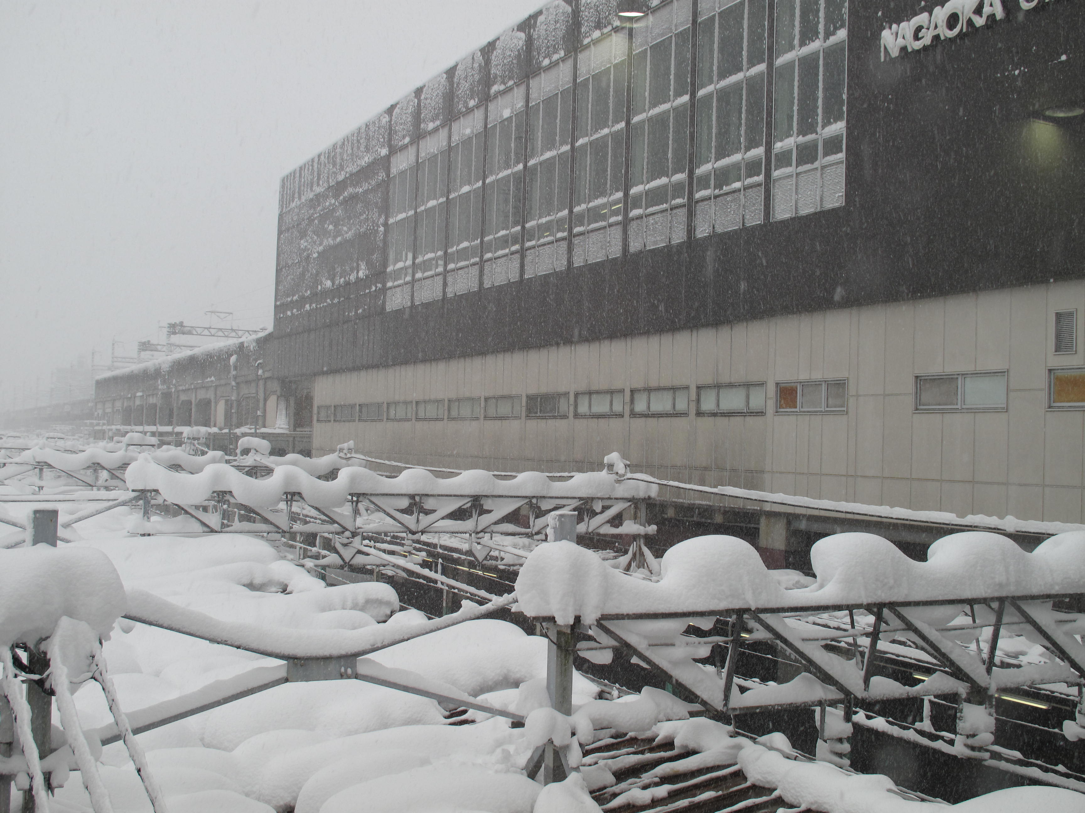 雪の長岡駅と鉄道