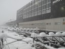 雪の長岡駅と鉄道