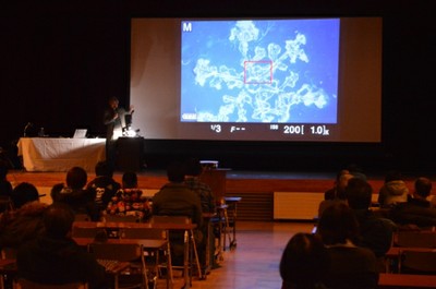 写真_2_油川先生による顕微鏡写真の実演.jpg